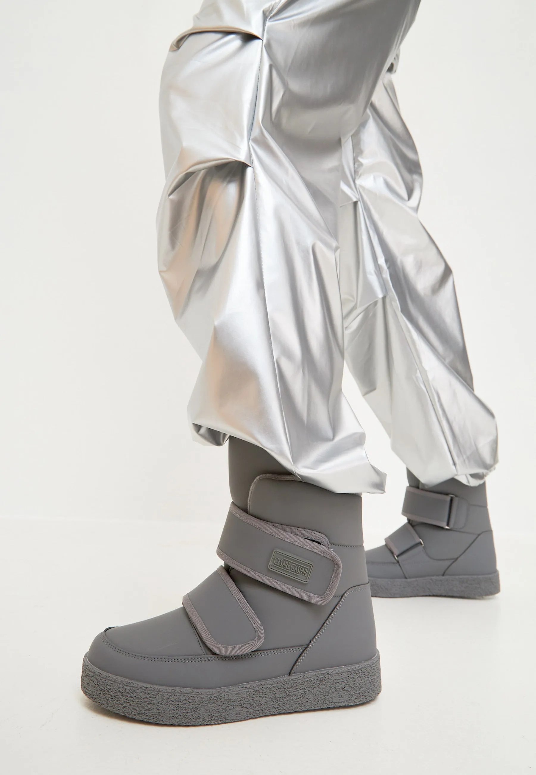 High-Top Winter Boots with Velcro Straps - Grey